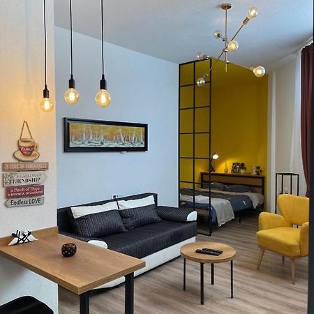 Ora-Prn, Studio Apartment In The City Centre Pristina Esterno foto