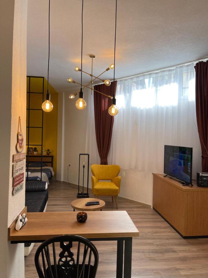 Ora-Prn, Studio Apartment In The City Centre Pristina Esterno foto