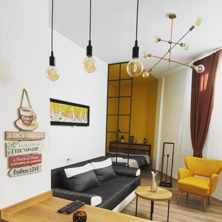 Ora-Prn, Studio Apartment In The City Centre Pristina Esterno foto